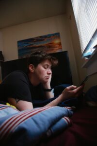 Read more about the article Digital Detox: How Too Much Screen Time Can Affect Your Mental Well-Being—and How to Unplug